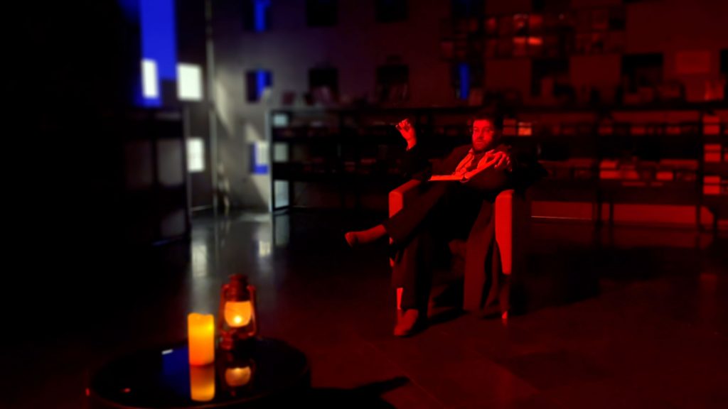 chantemonde le conteur dans une bibliothèque devant les spectateurs