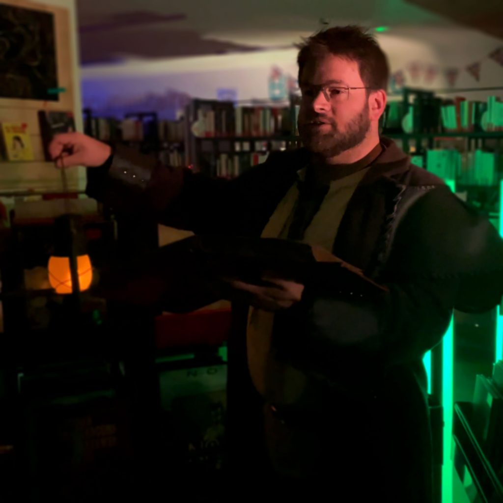 le comédien conteur dans une bibliothèque pour le conte immersif chantemonde