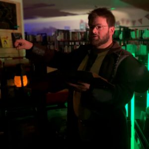 le comédien conteur dans une bibliothèque pour le conte immersif chantemonde