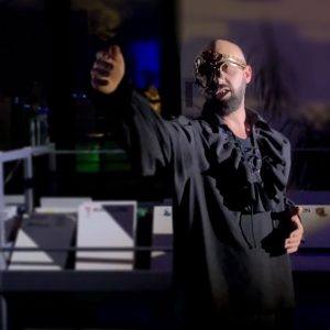 un comédien jouant le fantôme de l'Opéra lors d'un conte immersif dans une bibliothèque