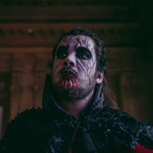 dracula regardant en l'air à l'opéra de nice