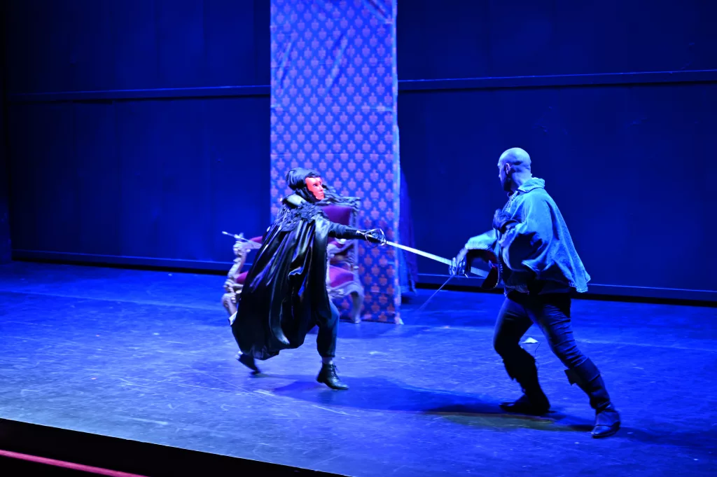 Combat d'escrime de spectacle durant les trois mousquetaires - escape game immersif